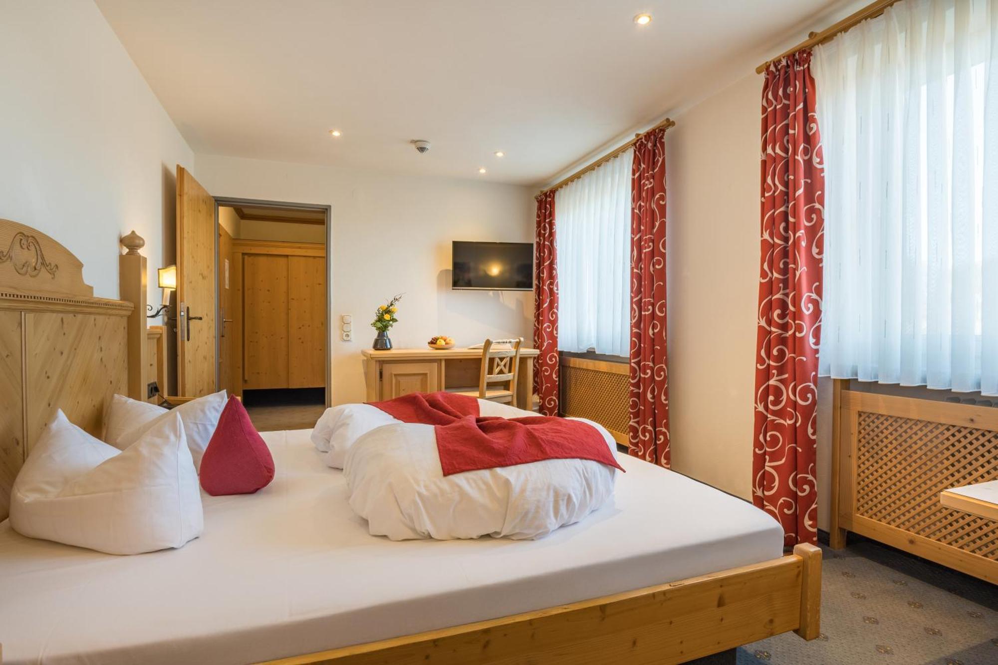 Landhotel Gockelwirt Eisenberg  Dış mekan fotoğraf